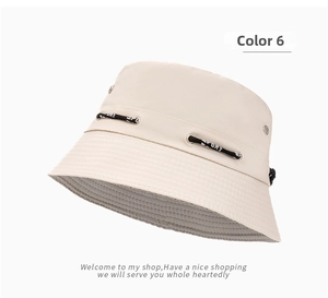 Dettaglio cappello a secchiello in rete con texture beige e coulisse SPORT regolabile