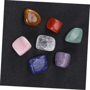 Set aus sieben polierten Naturkristallen inklusive Amethyst und Tigerauge auf schwarzem Grund