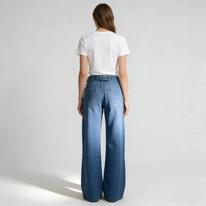 Vista posteriore dei jeans blu scuro a vita alta a gamba dritta con dettagli tasche