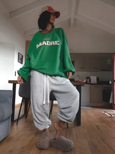Grünes Oversized-Sweatshirt im Vintage-Stil mit Bestickung und grauer Jogginghose