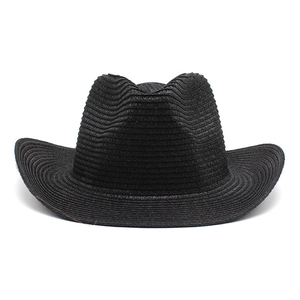 Detailaufnahme eines schwarzen gewebten Stroh-Cowboyhuts mit geschwungener Krempe und Krone