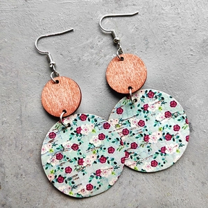 Boucles d'oreilles bohèmes rondes en liège et bois avec motifs floraux sur pierre grise