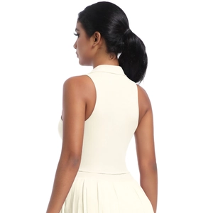 Détail de la jupe de tennis plissée blanc crème et vue arrière du gilet polo sans manches