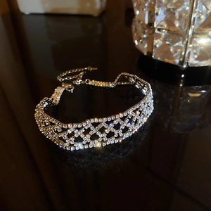 Collier ras du cou en strass argentés avec motif en maille ondulée sur surface noire