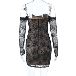 Détails de la dentelle noire et des manches longues sur cette mini robe moulante