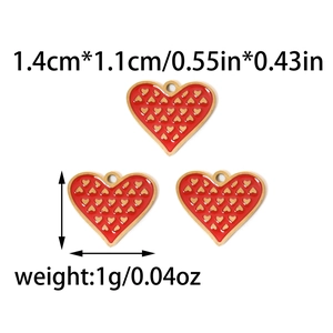Ciondolo a cuore in vimini rosso placcato oro 14K con piccoli cuori dorati e dimensioni
