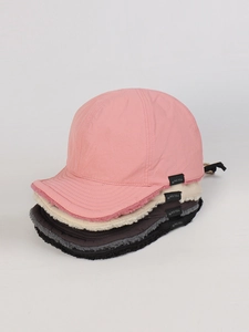 Dettaglio di cappelli invernali in nylon e finta pelliccia in quattro colori neutri