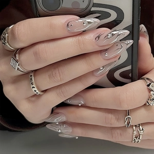 Faux ongles stiletto longs avec motif flamme miroir argenté et perles métalliques 3D