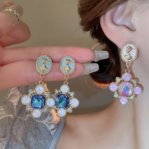 Détail macro de boucles d'oreilles vintage avec camées et cristaux étincelants