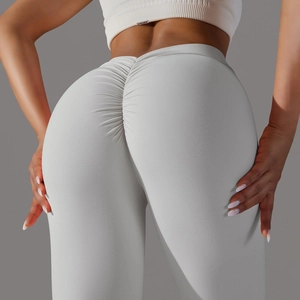 Gros plan sur un legging de yoga gris clair à taille haute avec effet push-up
