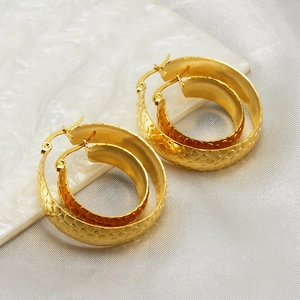Grandes boucles d'oreilles créoles dorées pour femmes avec texture martelée chic