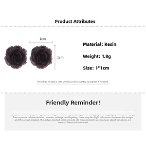 Détail des boucles d'oreilles rose en résine noire 1x1cm avec tige en argent
