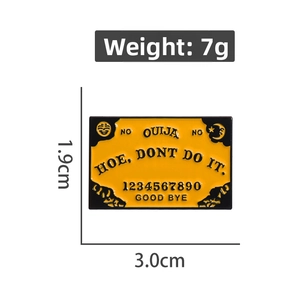 Pin's en émail Ouija gothique jaune et noir, dimensions 3,0 cm x 1,9 cm