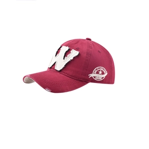 Détail d'une casquette bordeaux délavée avec patch lettre W blanc style vintage