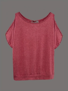 Détail de l'épaule dénudée sur le t-shirt en maille rose à manches courtes