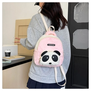 Detalle de mochila panda de peluche rosa con linda cara de animal 3D para niños