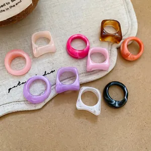 Set of two acrylic resin rings with marble texture in square and round geometric shapes