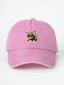 Detailansicht der rosa gewaschenen Baumwollkappe mit bestickter Biene und Sonnenbrille