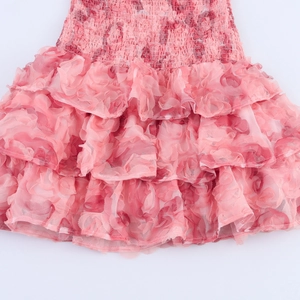 Vestido corto rosa con volantes de tul floral y corpiño elástico de punto smock