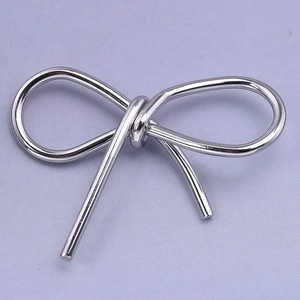 Détail macro d'un pendentif nœud en acier inoxydable argenté avec finition polie