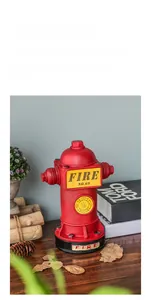 Détail d'un modèle de borne d'incendie rétro avec finition vintage sur bois