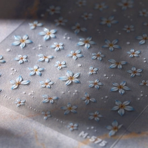Adesivi per unghie a fiori blu e bianchi con dettagli in foglia d'oro M575