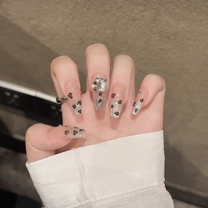 Faux ongles trapèze longs avec motif léopard, paillettes argentées et strass carrés