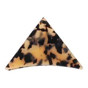 Détail de la pince à cheveux triangle en acétate avec un motif écaille de tortue