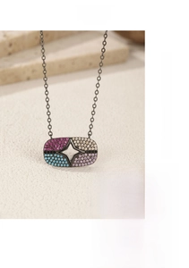 Vue détaillée du collier en argent S925 noir avec pendentif étoile en pierres colorées