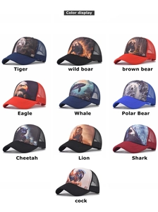 Detailoverzicht van truckerpetten met dierenprints zoals tijger en beer met mesh-stof