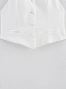 Détails du gilet blanc avec boutons recouverts de tissu et fausses poches passepoilées