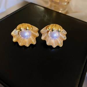 Französische Vintage-Ohrstecker aus goldenen Muscheln mit lila Perlen-Detail