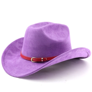 Detailansicht eines lila Cowboyhuts aus Wildleder mit rotem Lederband und goldener Schnalle