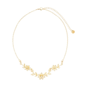 Élégant collier de fleurs et feuilles dorées avec accents de zircon sur fond blanc
