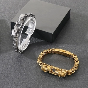 Détail de bracelets byzantins pour hommes en argent et or avec fermoir tête de mort