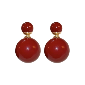 Elegante rote Doppelperlen-Ohrstecker mit Goldfinish und minimalistischem geometrischem Stil