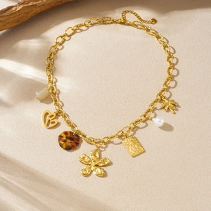 Collier doré multi-pendentifs avec charms coeur, soleil et palmier sur chaîne