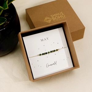 Bracciale artigianale con smeraldo di maggio in confezione regalo di carta kraft