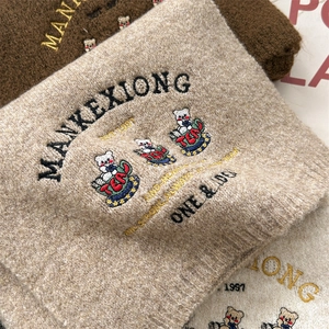 Gestrickter Wollschal mit Teddybär-Stickerei in Beige und Braun für den Winter