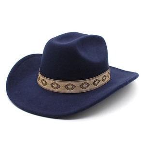 Vue détaillée du chapeau de cowboy en feutre bleu marine avec ruban tressé vintage