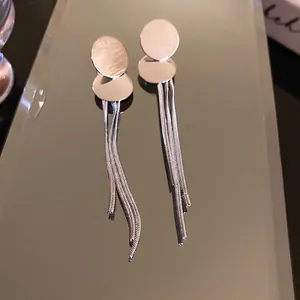 Orecchini lunghi a nappa in metallo con design a doppio disco in stile minimalista