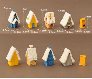 Detailed size specifications for a 6-piece miniature Christmas village set with snow houses
