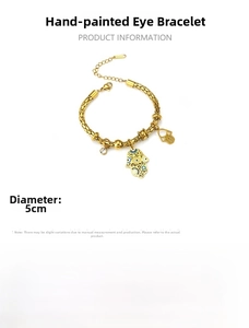 Detail van gouden armband van titaniumstaal met Fatima-handhangers en blauwe ogen