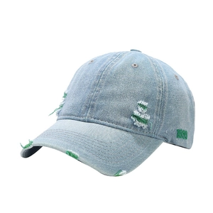 Casquette en jean délavé avec broderie 1999 verte et détails déchirés tendance