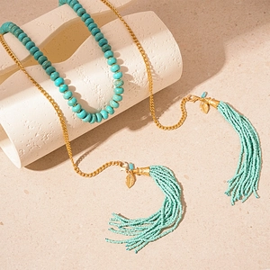 Collier bohème en turquoise avec pendentif feuille d'or et détails de glands