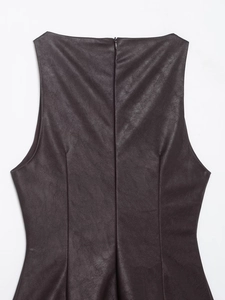 Détail de la fermeture éclair invisible au dos de cette robe combishort en simili cuir foncé