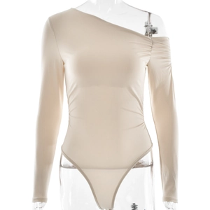 Détail du plissé élégant à l'épaule sur ce body asymétrique couleur abricot tendance