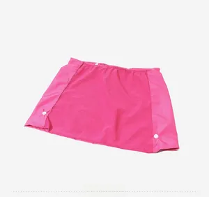 Dettaglio del finto orlo rosa con bottoni bianchi laterali e fascia elastica in vita
