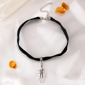 Dettaglio choker gotico in velluto nero con ciondolo a daga con teschio e chiusura silver