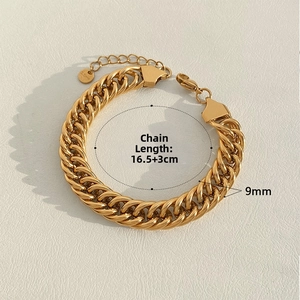 Détail d'un bracelet gourmette doré de 9 mm en acier inoxydable avec fermoir mousqueton